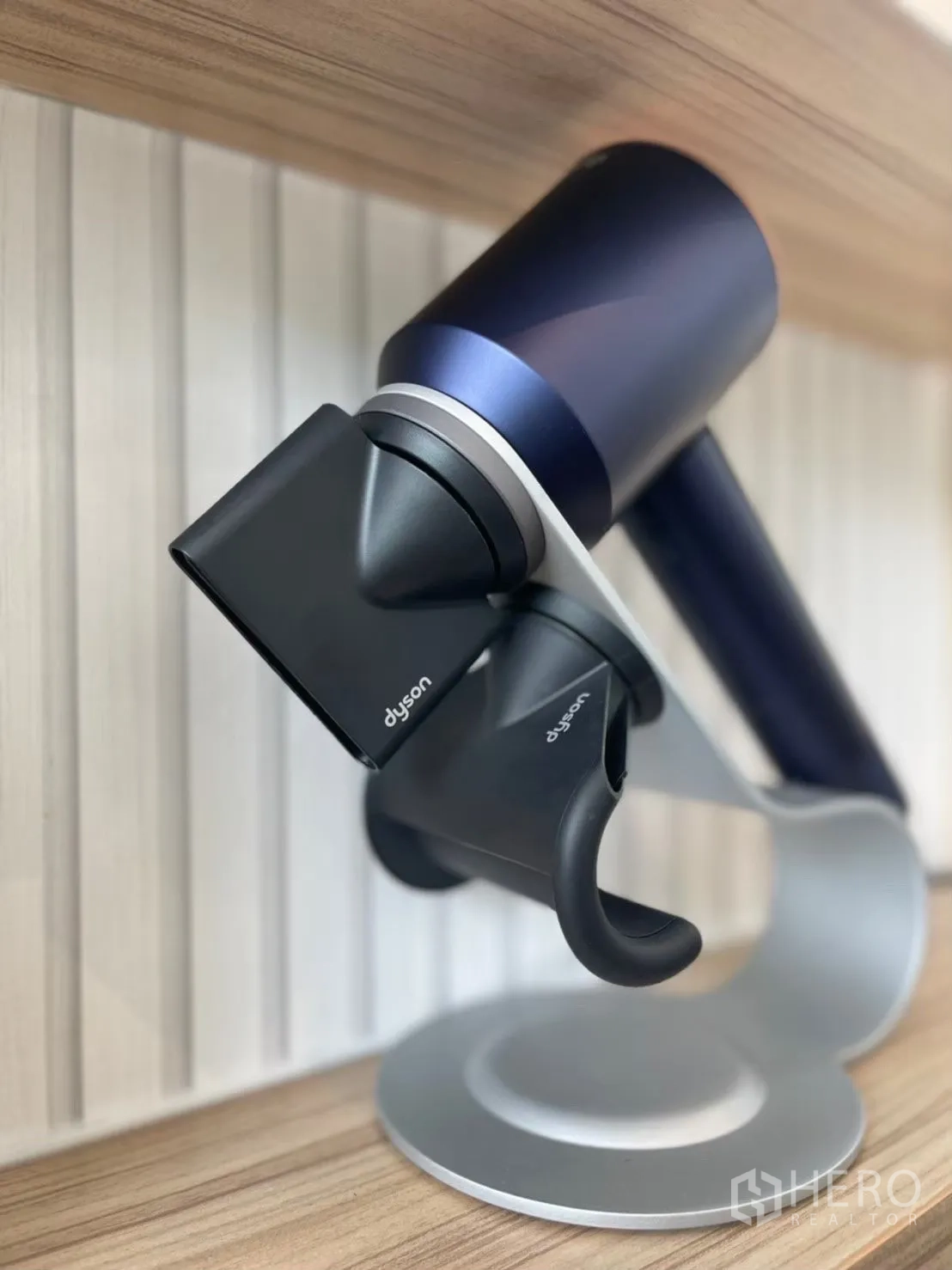 零售空间 出租在Khlong Toei, Bangkok - 木质展示架上的高端吹风机特写