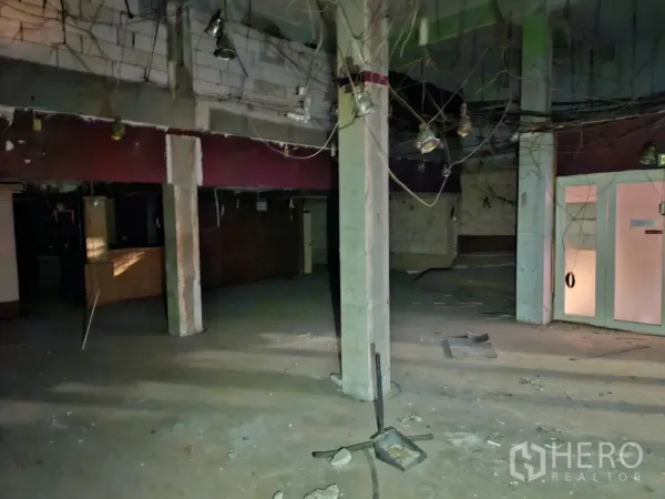 อาคารพาณิชย์ ให้เช่าในBang Rak, Bangkok - ชั้นล่างพื้นที่โล่ง เสาคอนกรีต เดินสายไฟเปลือย เหมาะปรับปรุง