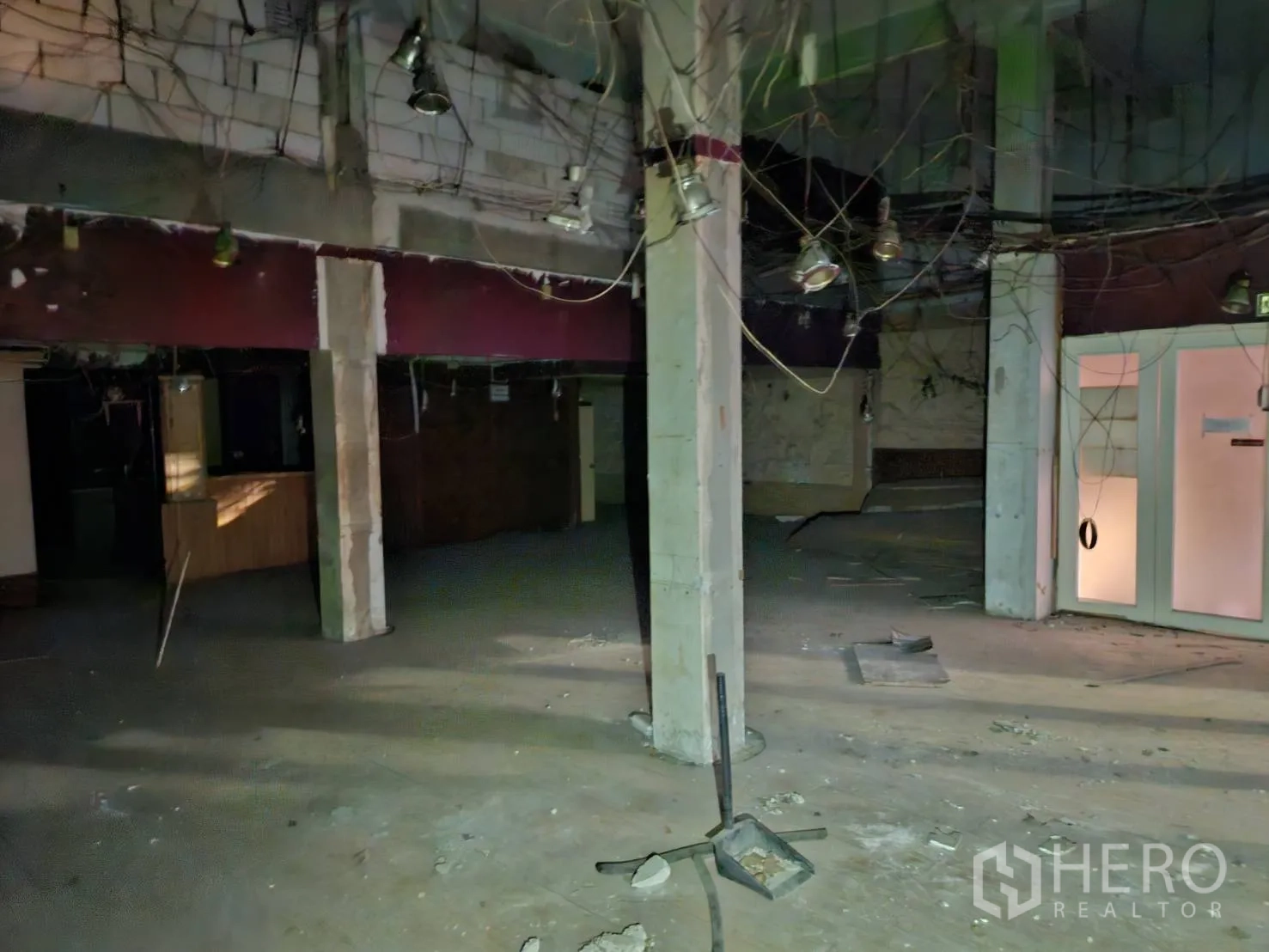 อาคารพาณิชย์ ให้เช่าในBang Rak, Bangkok - ชั้นล่างพื้นที่โล่ง เสาคอนกรีต เดินสายไฟเปลือย เหมาะปรับปรุง