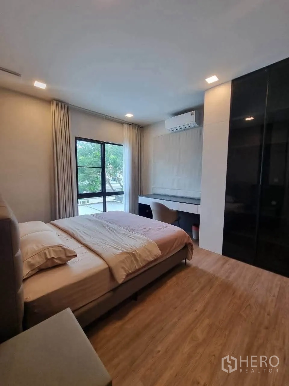 Detached House for rent in Bang Phli, Samut Prakan - Cozy bedroom with desk, built-in wardrobe and large window.