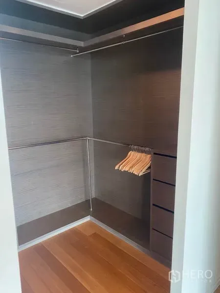 คอนโด ให้เช่าหรือขายในKhlong San, Bangkok - วอล์กอินคลอเซ็ต พร้อมชั้นลิ้นชักและราวแขวนเสื้อผ้า