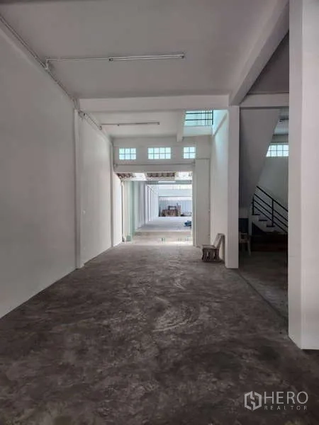 店屋 出租在Khlong Toei, Bangkok - 沿走廊通向后部，带高侧窗与高顶。