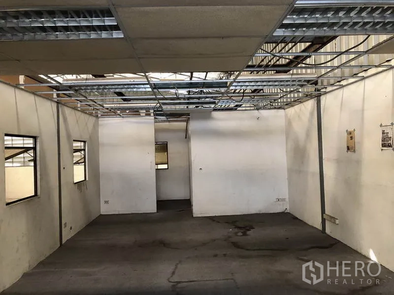 คลังสินค้า ให้เช่าในSuan Luang, Bangkok - โซนออฟฟิศกั้นห้องอยู่ระหว่างปรับปรุง ฝ้าโปร่งเห็นโครง