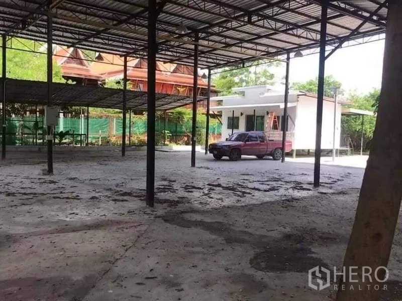 คลังสินค้า ให้เช่าหรือขายในKhlong Sam Wa, Bangkok - ลานกว้างมีโครงหลังคาเหล็กและอาคารสำนักงานขนาดกะทัดรัด