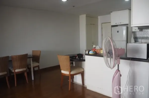 คอนโด ให้เช่าในPathum Wan, Bangkok - มุมรับประทานอาหารเก้าอี้หวายติดกับครัวเปิด พื้นไม้