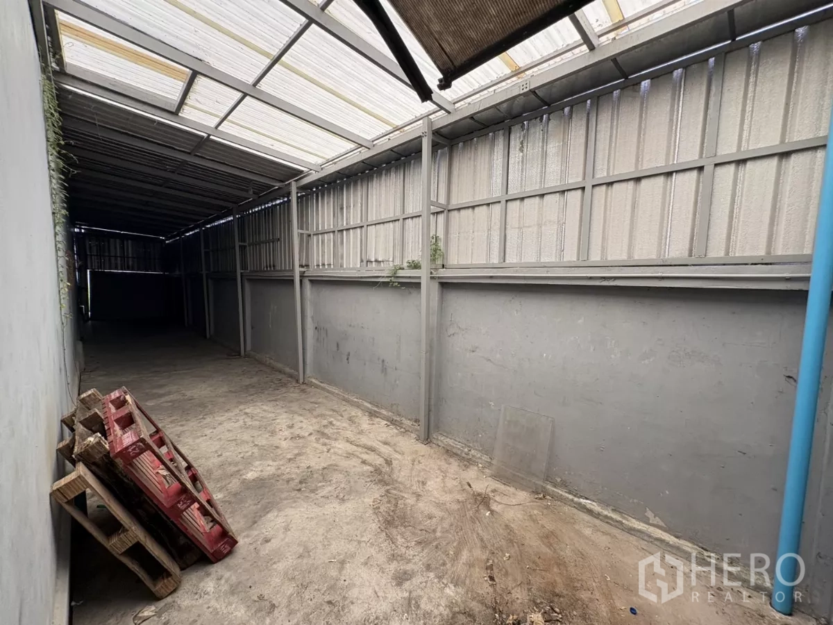 คลังสินค้า ให้เช่าในBang Phli, Samut Prakan - ลานด้านข้างมีหลังคาเมทัลชีท พื้นคอนกรีต เหมาะเก็บของหรือโหลดสินค้า