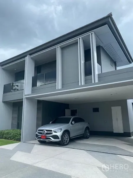 Detached House for rent in Bang Kapi, Bangkok - Modern two-storey detached house exterior with covered carport and balconies in Bang Kapi.