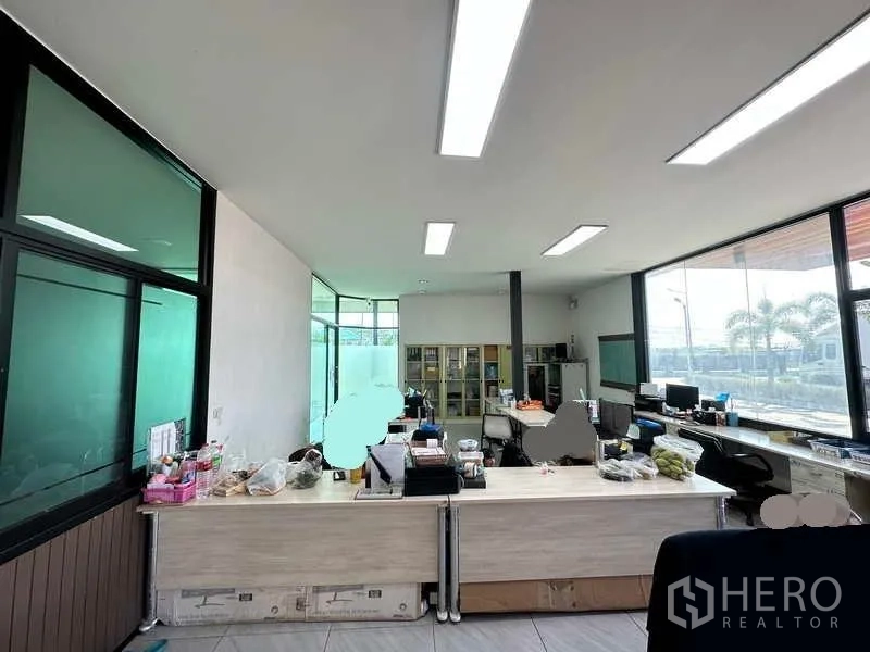 คลังสินค้า ให้เช่าในLam Luk Ka, Pathum Thani - พื้นที่สำนักงานสว่างไสวมีหน้าต่างบานใหญ่เห็นวิวลานจอด