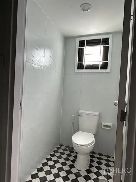 คลังสินค้า ให้เช่าในBang Phli, Samut Prakan - ห้องน้ำขนาดกะทัดรัด ผนังกรุแผ่นกระเบื้องและพื้นลายตาราง