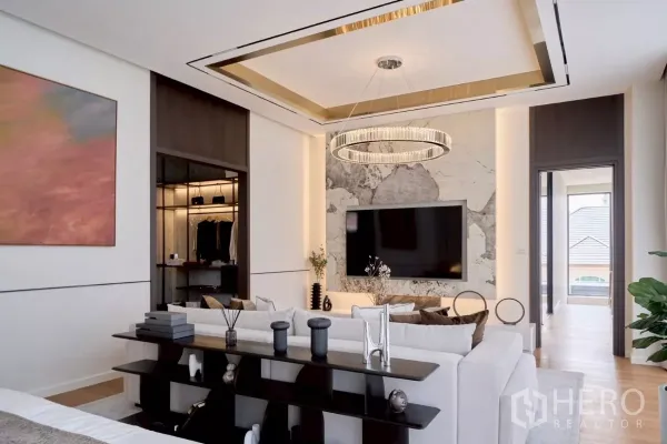 บ้าน ขายในLat Phrao, Bangkok - มุมนั่งเล่นในห้องนอนหลัก ผนังลายหิน โคมไฟวงแหวน และทางเข้าห้องแต่งตัว