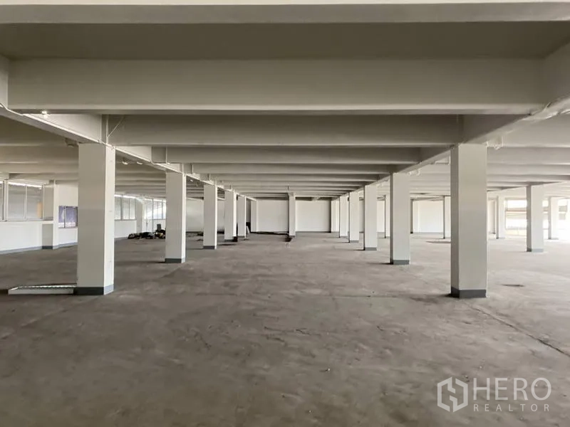 Factory for sale in Khlong Luang, Pathum Thani - Large open-plan floor with multiple columns suitable for production or storage.