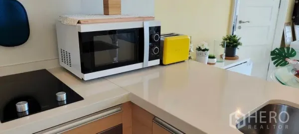 คอนโด ให้เช่าหรือขายในKhlong Toei, Bangkok - ท็อปครัวเรียบเนียน วางไมโครเวฟและเครื่องปิ้งขนมปังข้างเตาไฟฟ้า