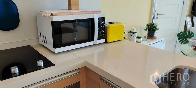 คอนโด ให้เช่าหรือขายในKhlong Toei, Bangkok - ท็อปครัวเรียบเนียน วางไมโครเวฟและเครื่องปิ้งขนมปังข้างเตาไฟฟ้า