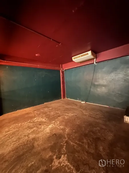 พื้นที่ขายปลีก ให้เช่า - ห้องชั้นบนโล่ง พื้นคอนกรีต เพดานโทนเข้ม พร้อมเครื่องปรับอากาศติดผนัง