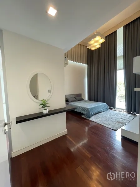 ทาวน์เฮาส์ ให้เช่าหรือขายในChatuchak, Bangkok - มุมทางเข้าห้องนอนพร้อมชั้นโต๊ะลอย ผ้าม่านทึบสูง และพื้นไม้เงางาม