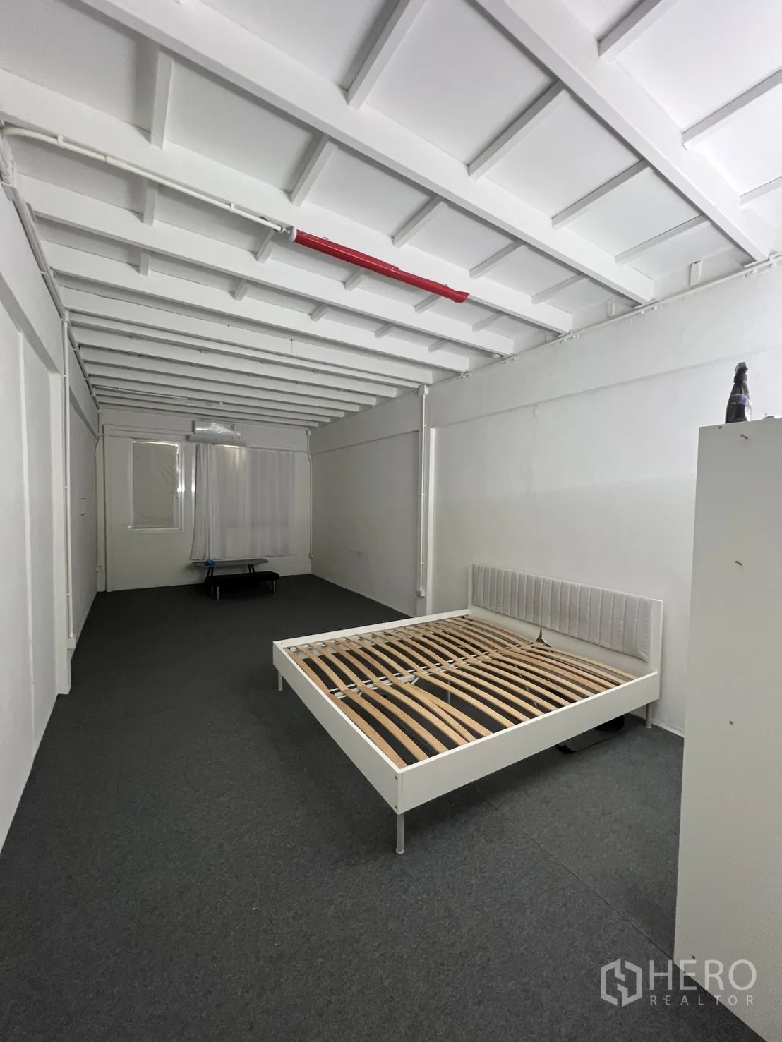 อาคารพาณิชย์ ให้เช่าหรือขายในKhlong Toei, Bangkok - ห้องกว้างปูพรม มีโครงเตียง เหมาะทำสตูดิโอหรือพื้นที่พนักงาน