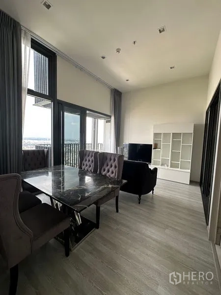 คอนโด ให้เช่าในPhra Khanong, Bangkok - โซนทานอาหารและพักผ่อนโอเพ่นแปลน โต๊ะกินหินอ่อน ประตูบานเลื่อนออกสู่ระเบียง