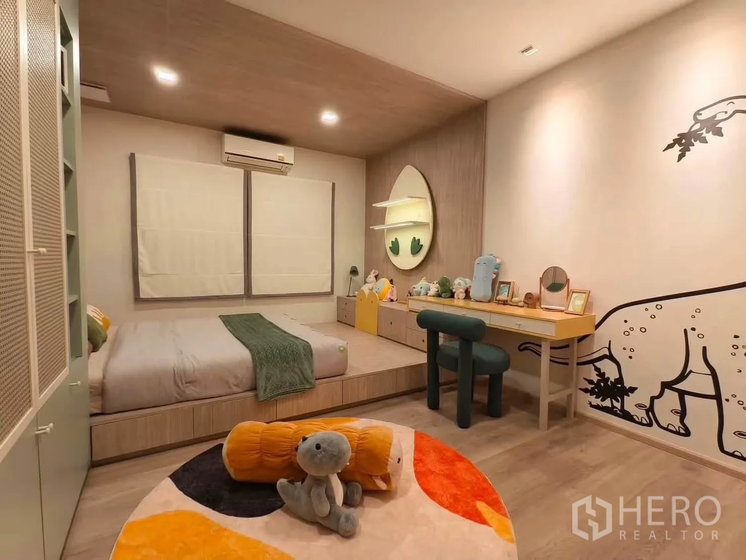 独栋房屋 for rent in Bang Phli, Samut Prakan - 儿童房全景，可见平台床与梳妆台。