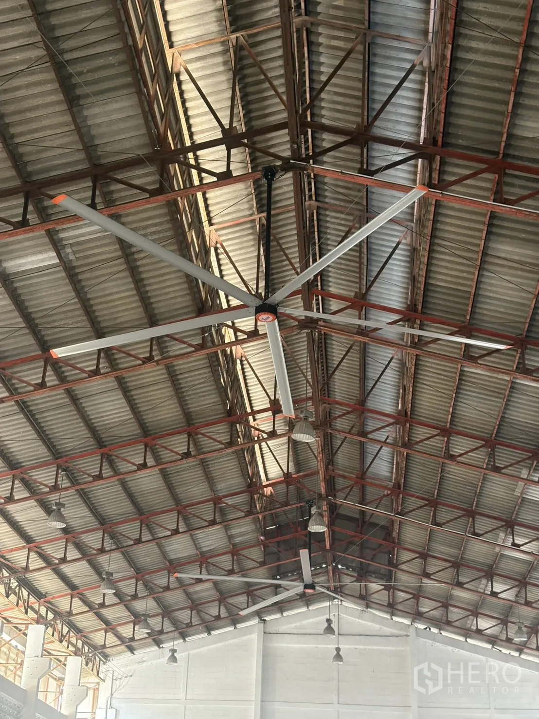 คลังสินค้า ให้เช่าในBang Phli, Samut Prakan - พัดลมอุตสาหกรรมขนาดใหญ่ติดเพดานใต้โครงเหล็ก