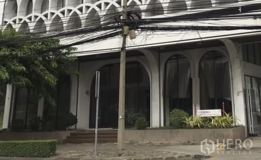 零售空间 出租在Watthana, Bangkok - 临街零售建筑，拱形立面与落地玻璃。