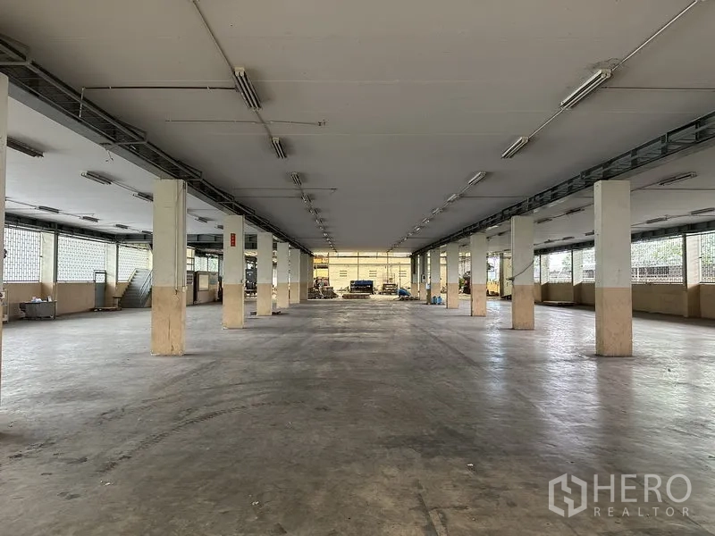 โรงงาน ให้เช่าหรือขายในLam Luk Ka, Pathum Thani - โกดังแบบเปิดยาว มีเสา ไฟฟลูออเรสเซนต์ และผนังช่องลม