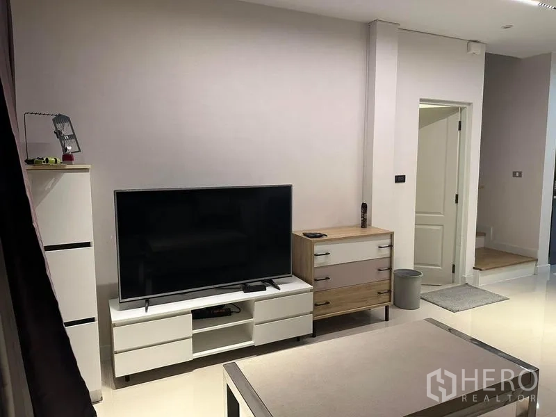 Detached House for rent in Bang Phli, Samut Prakan - Bright living room featuring a TV console, side cabinet and neutral walls.