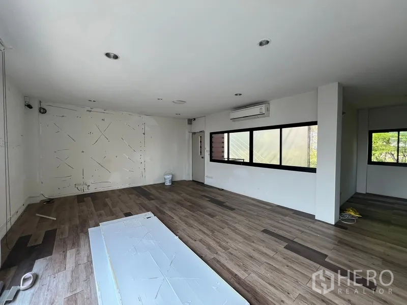 带办公室的家 出租在Phra Khanong, Bangkok - 开放式办公室，空调与大窗户俯瞰社区景观。