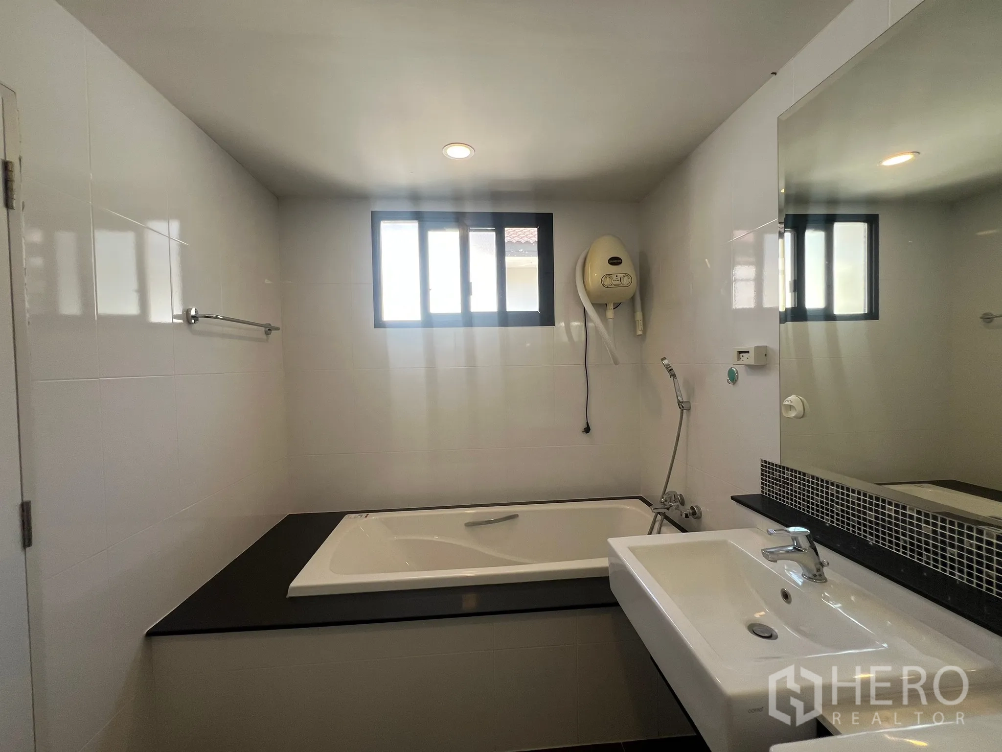 บ้าน ให้เช่าหรือขายในPrawet, Bangkok - ห้องน้ำมีอ่างอาบน้ำใต้หน้าต่างและอ่างล้างหน้า