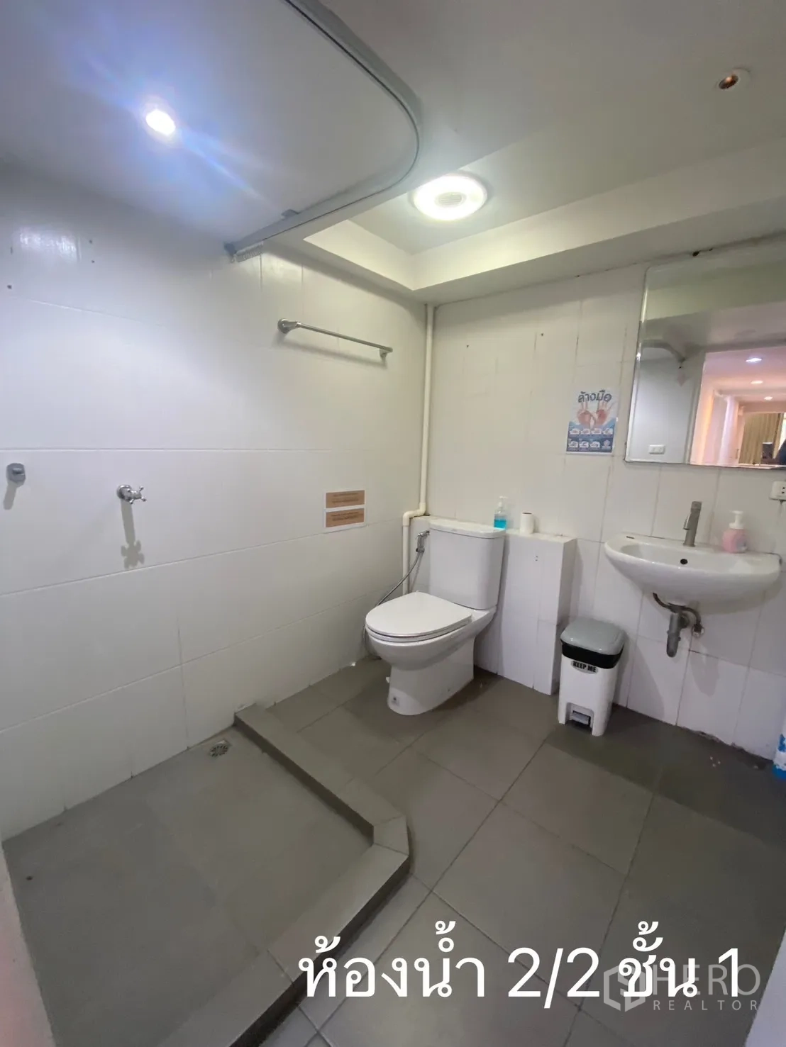 店屋 出租在Watthana, Bangkok - 第二间卫浴，抬高淋浴台与地砖。