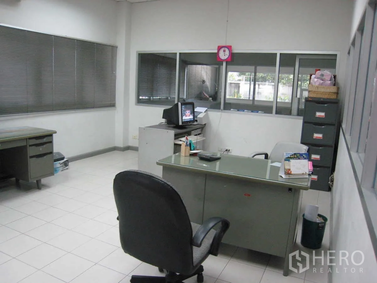 工厂 出租在Lat Lum Kaeo, Pathum Thani - 独立办公室，设书桌、文件柜与地砖
