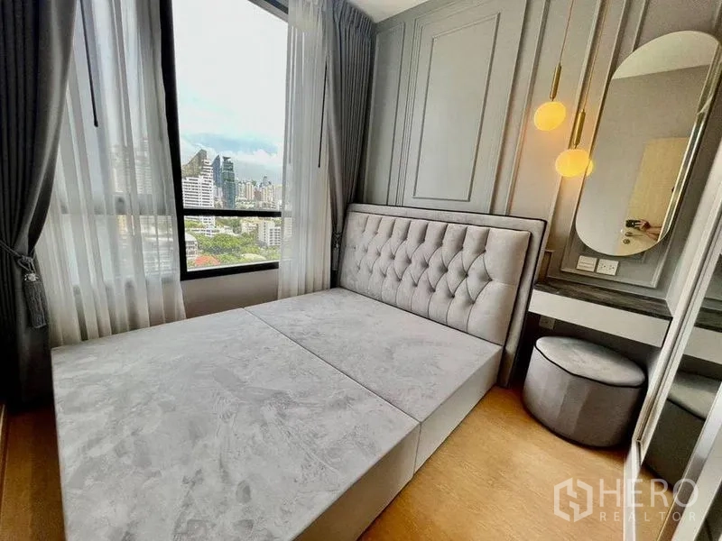 คอนโด ให้เช่าหรือขายในWatthana, Bangkok - ห้องนอนอบอุ่น หัวเตียงบุ ผนังตกแต่งและโคมไฟห้อย มองเห็นวิวกรุงเทพฯ