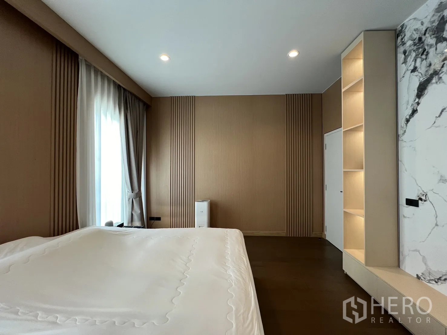 Detached House for rent or sale in Mueang Pathum Thani, Pathum Thani - Guest bathroom with glass shower enclosure, vanity and toilet.