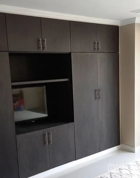 คอนโด ให้เช่าในWatthana, Bangkok - ผนังตู้เสื้อผ้าบิลท์อินพร้อมช่องวางทีวีในห้องนอน