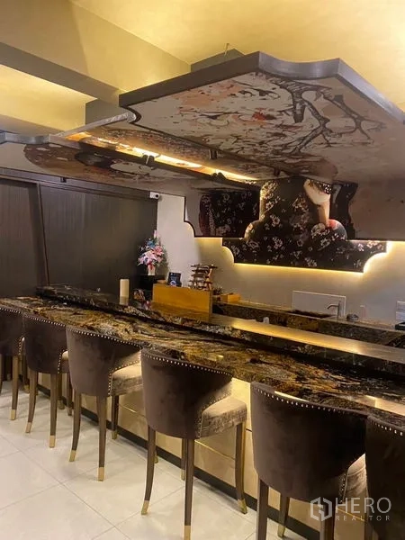 อาคารพาณิชย์ ให้เช่า - เคาน์เตอร์บาร์หินลายสวย เก้าอี้บุผ้า และฝ้าเพดานตกแต่ง