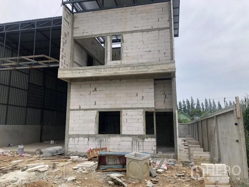 คลังสินค้า ให้เช่าในLam Luk Ka, Pathum Thani - ด้านหลังอาคารสำนักงานหลายชั้นภายในโครงการโกดัง