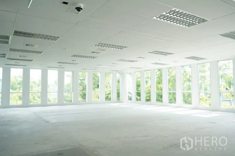 สำนักงาน ให้เช่าในBang Na, Bangkok - พื้นที่สำนักงานโล่งสว่าง กระจกบานสูงรอบด้าน เพดานฝ้าพร้อมโคมไฟ มุมมองต้นไม้ ใกล้ BTS แบริ่ง