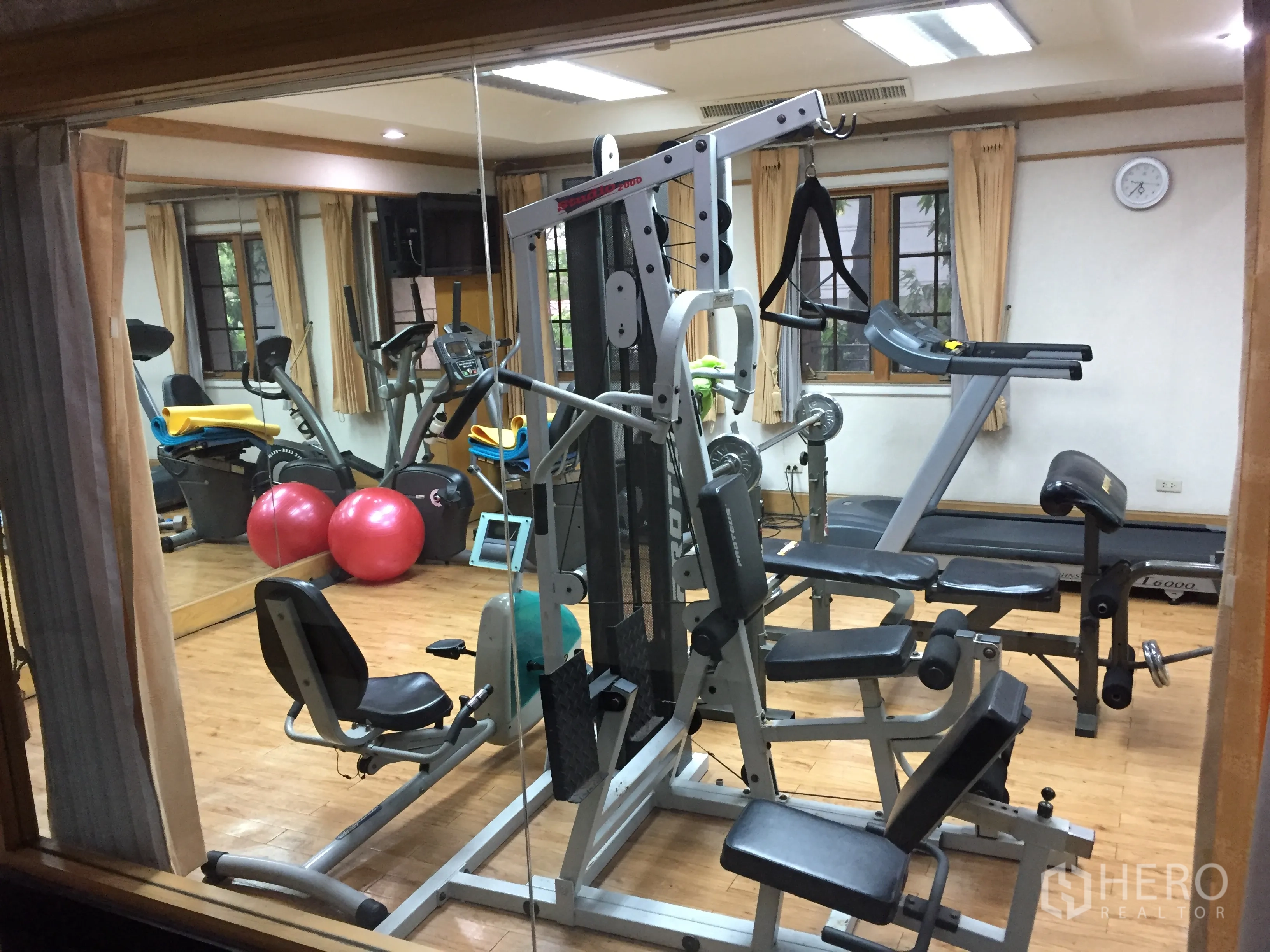 คอนโด ให้เช่าในKhlong Toei, Bangkok - ฟิตเนสของคอนโดพร้อมอุปกรณ์เวทและคาร์ดิโอครบ