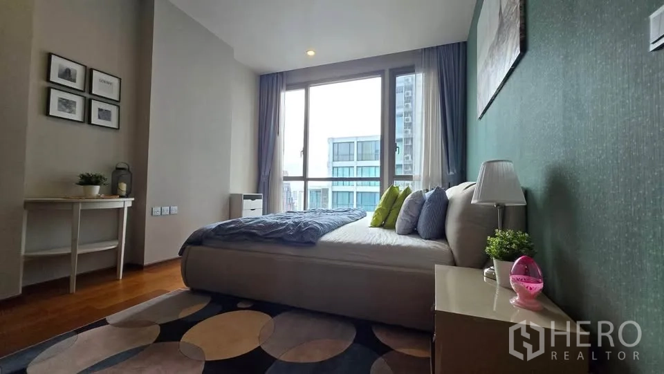 คอนโด ให้เช่าในWatthana, Bangkok - มุมมองด้านข้างของห้องนอน เห็นหน้าต่าง โต๊ะหัวเตียง และวิวเมือง