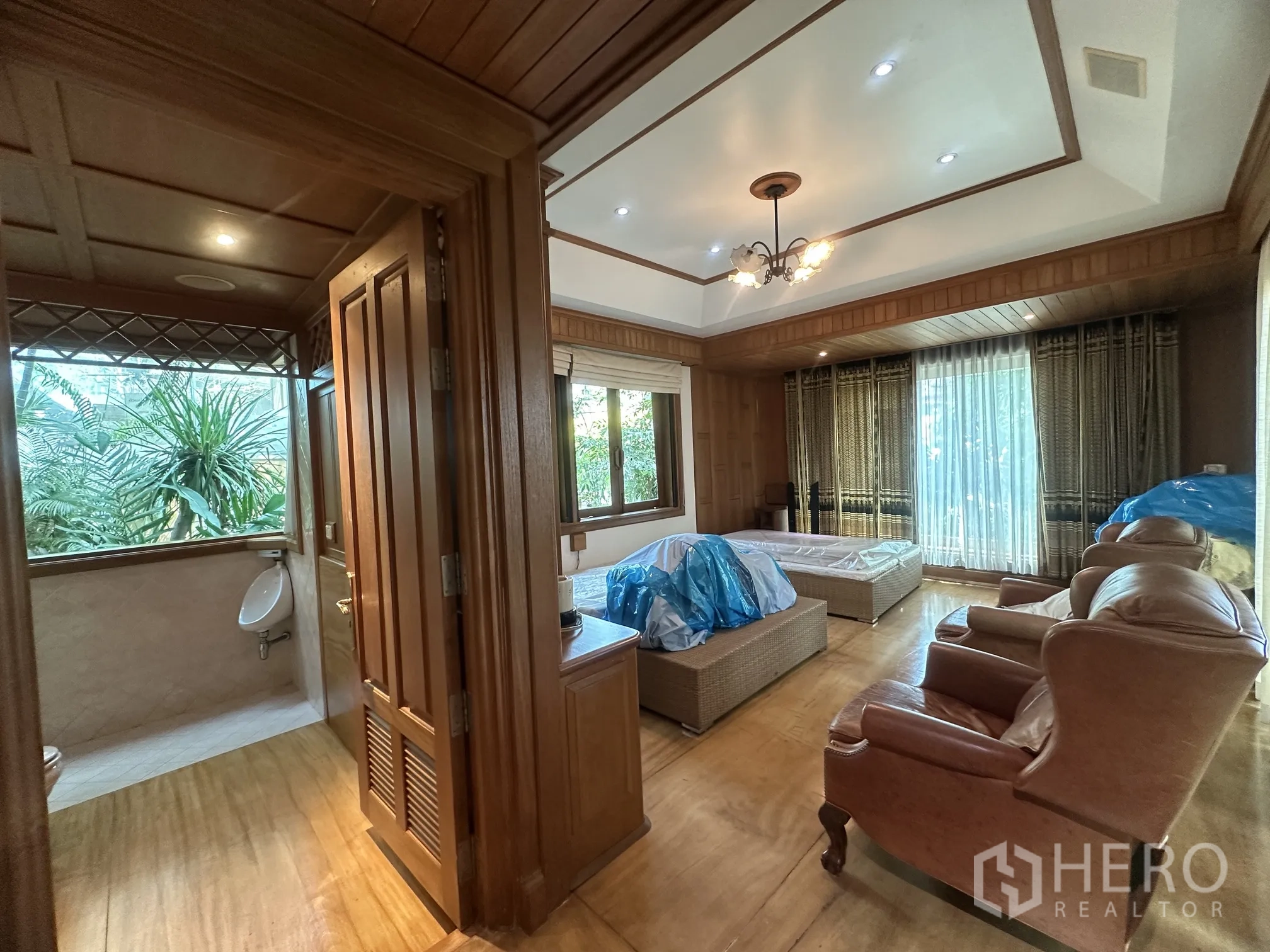 Detached House for rent in Lam Luk Ka, Pathum Thani - Bedroom with seating area and access to an ensuite bathroom and sliding doors.