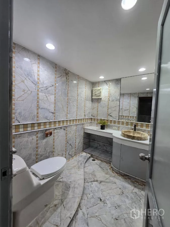 公寓 出租在Pathum Wan, Bangkok - 大理石卫浴，台盆、石材面盆与坐便器，筒灯照明