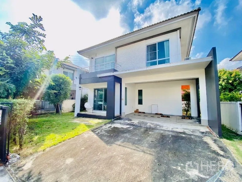 Detached House for rent - Two-storey detached house exterior with covered carport and front lawn under blue sky.