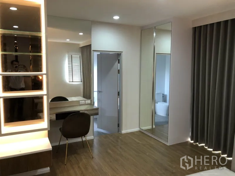 独立式住宅 出租在Prawet, Bangkok - 主卧更衣区，带发光展示柜、梳妆台及镜面衣柜。