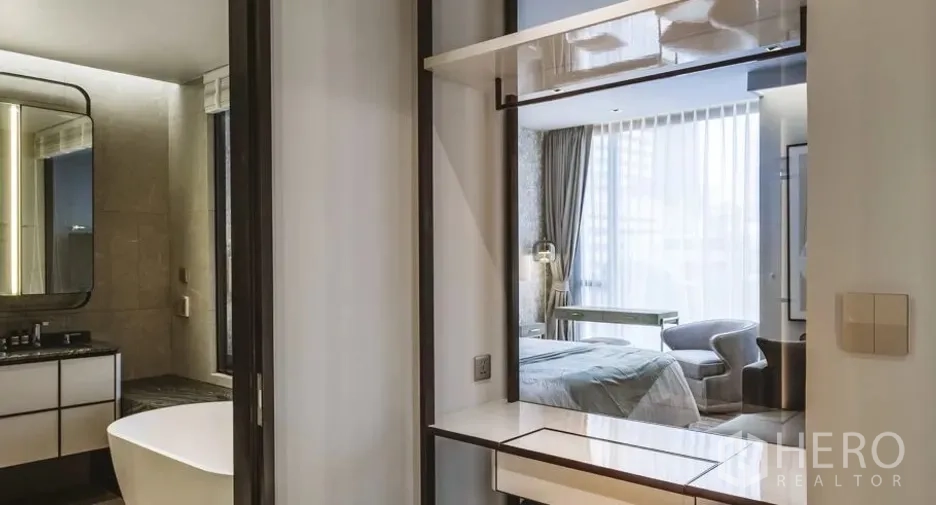 คอนโด ให้เช่าในWatthana, Bangkok - ทางเดินสู่ห้องน้ำพร้อมโต๊ะแต่งตัว มองเห็นเข้าห้องนอน