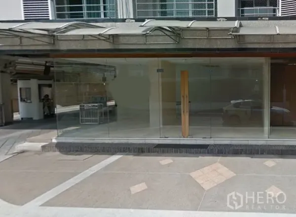 พื้นที่ขายปลีก ให้เช่าในWatthana, Bangkok - พื้นที่ร้านค้าชั้นล่าง หน้ากระจกเต็มบาน พร้อมประตูไม้คู่ ในเขตวัฒนา กรุงเทพฯ