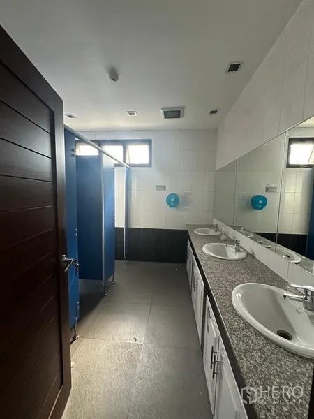 货栈 出租在Prawet, Bangkok - 卫生间，双洗手盆与蓝色隔间