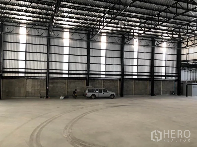 คลังสินค้า ให้เช่าในKhlong Toei, Bangkok - พื้นที่จัดเก็บขนาดใหญ่ เสาโครงเหล็ก ช่องแสงด้านข้าง พร้อมทางรถเข้า