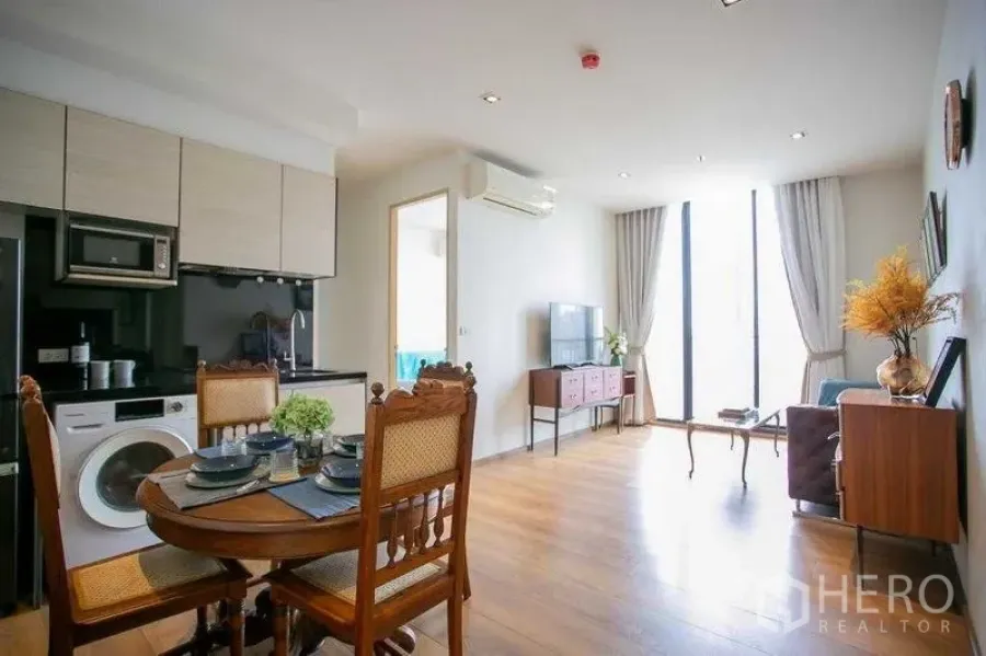 คอนโด ขายในKhlong Toei, Bangkok - ห้องนั่งเล่นและรับประทานอาหารแบบเปิดโล่ง มีหน้าต่างสูงพื้นจรดเพดาน พื้นไม้ และครัวขนาดกะทัดรัด