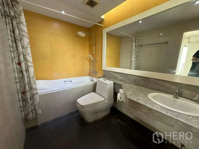 คอนโด ให้เช่าในWatthana, Bangkok - ห้องน้ำพร้อมอ่างอาบน้ำ-ฝักบัว เคาน์เตอร์หิน และกระจกยาว