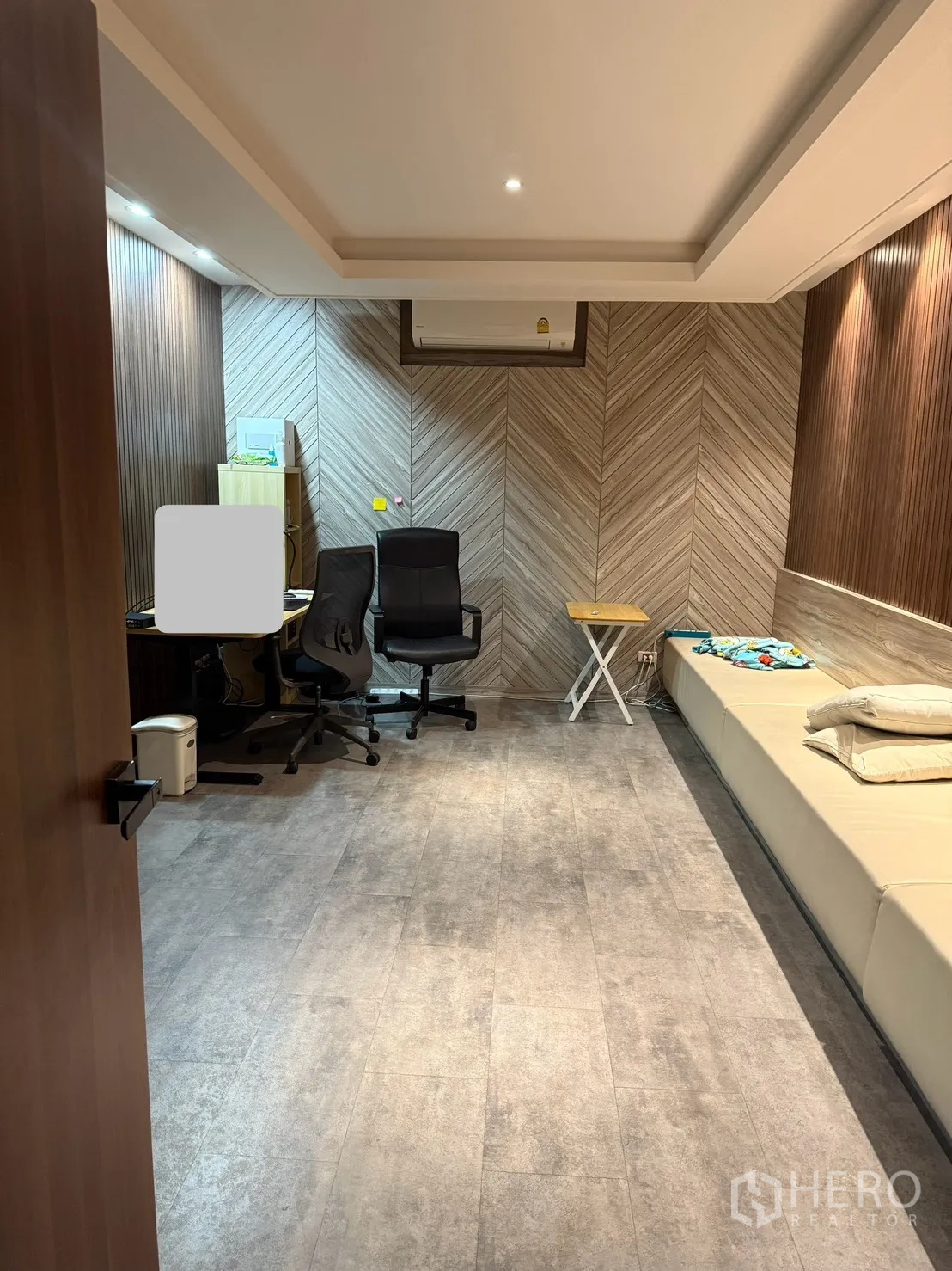 家庭办公室 for rent in Watthana, Bangkok - 办公室设人字形木纹墙、内置长椅、书桌与空调。