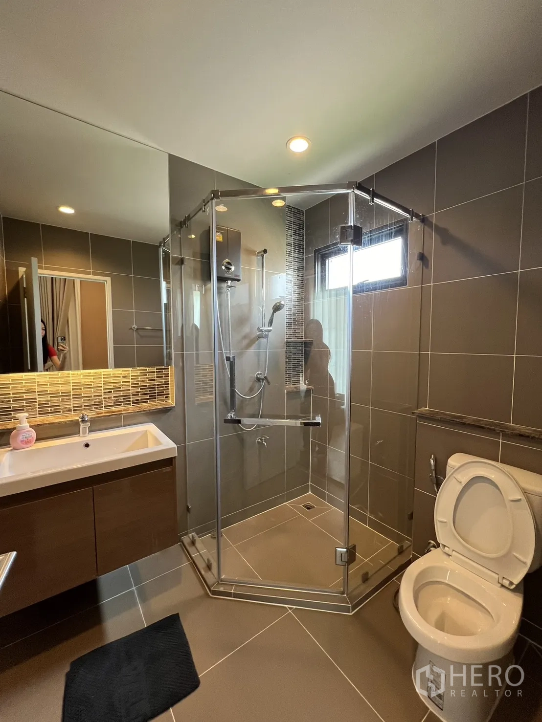 Detached House for rent or sale in Mueang Pathum Thani, Pathum Thani - Private cinema room with recliner seats and a large projection screen.